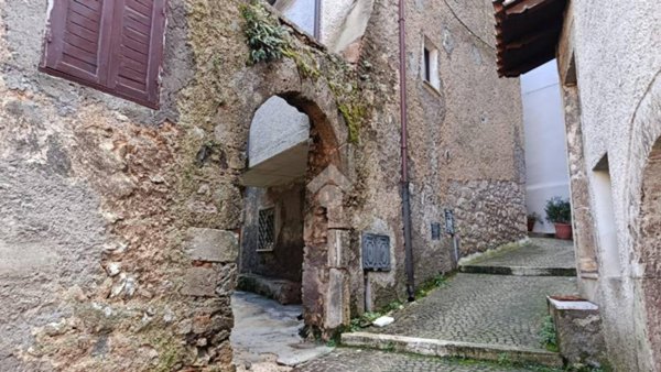 casa indipendente in vendita a Vico nel Lazio