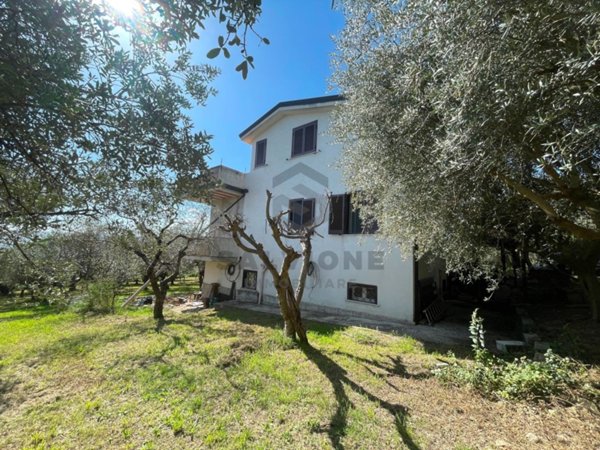 casa indipendente in vendita ad Alife in zona Sferracavallo