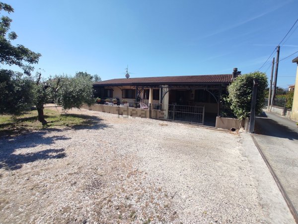 casa indipendente in vendita ad Alife in zona Pera