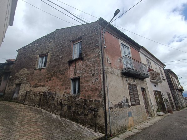 intera palazzina in vendita ad Alvignano in zona San Nicola
