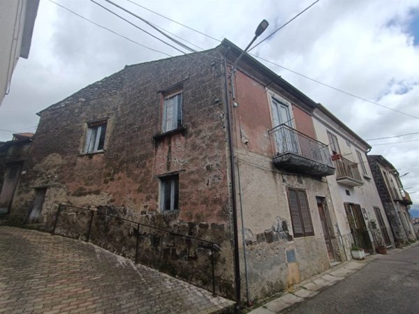 intera palazzina in vendita ad Alvignano in zona San Nicola