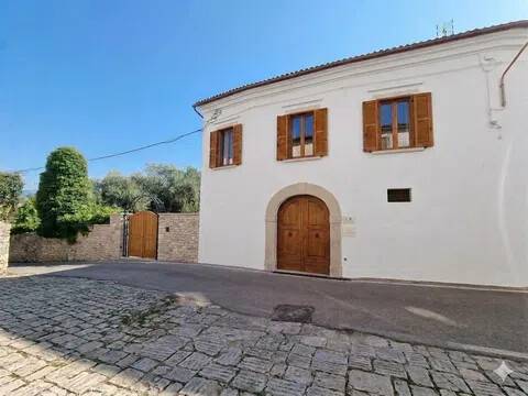 casa indipendente in vendita ad Alvignano in zona Annunziata