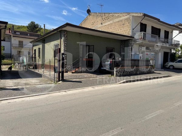 casa indipendente in vendita ad Alvignano in zona Annunziata