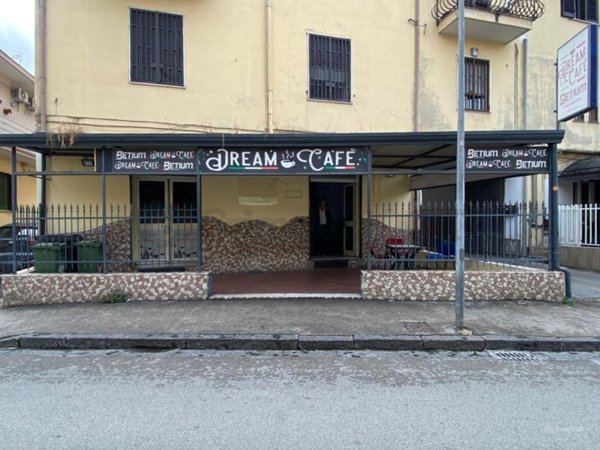 locale commerciale in vendita ad Aversa