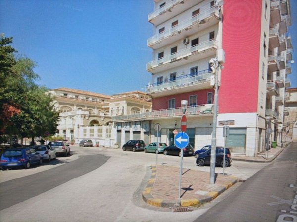 negozio in vendita ad Aversa in zona Centro Città