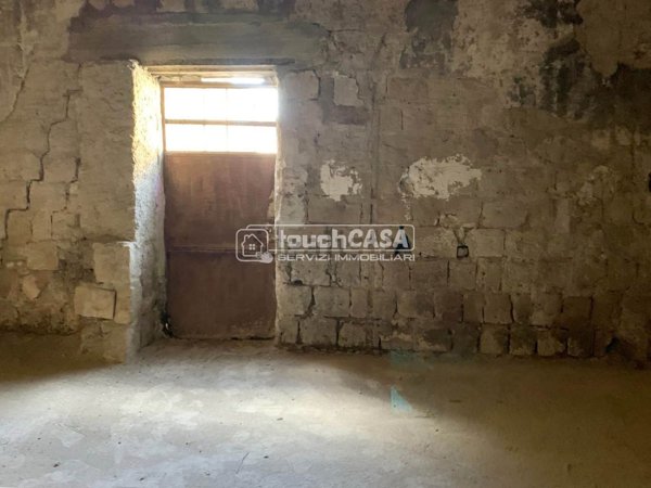 locale commerciale in vendita ad Aversa