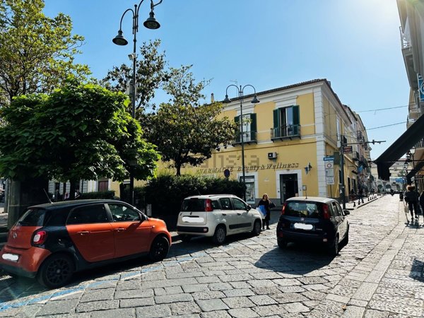 negozio in vendita ad Aversa in zona Centro Città