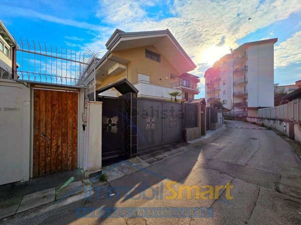 casa indipendente in vendita ad Aversa