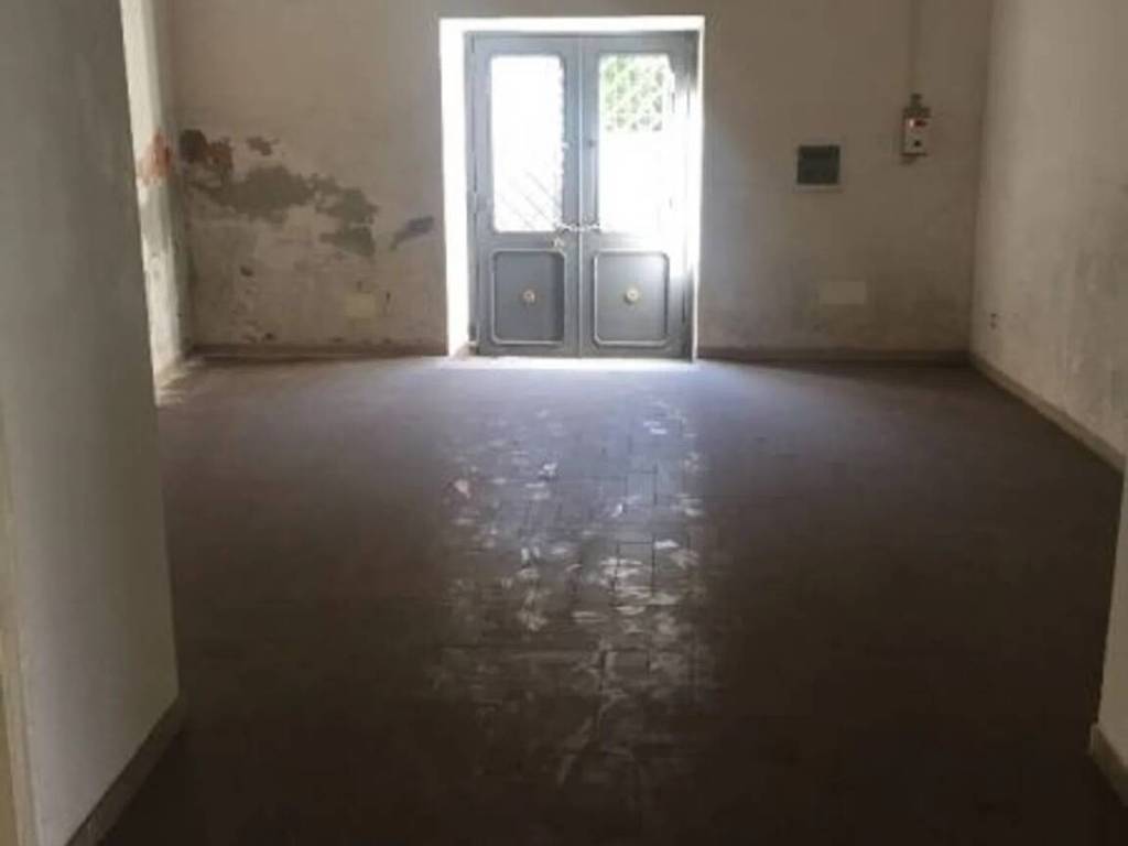 negozio in vendita ad Aversa in zona San Paolo