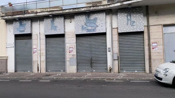 negozio in vendita ad Aversa in zona Centro Città