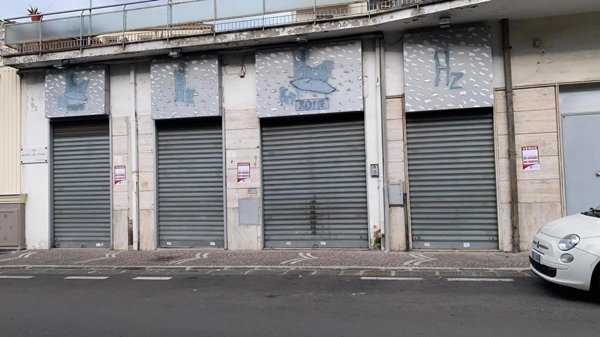 negozio in vendita ad Aversa in zona Centro Città