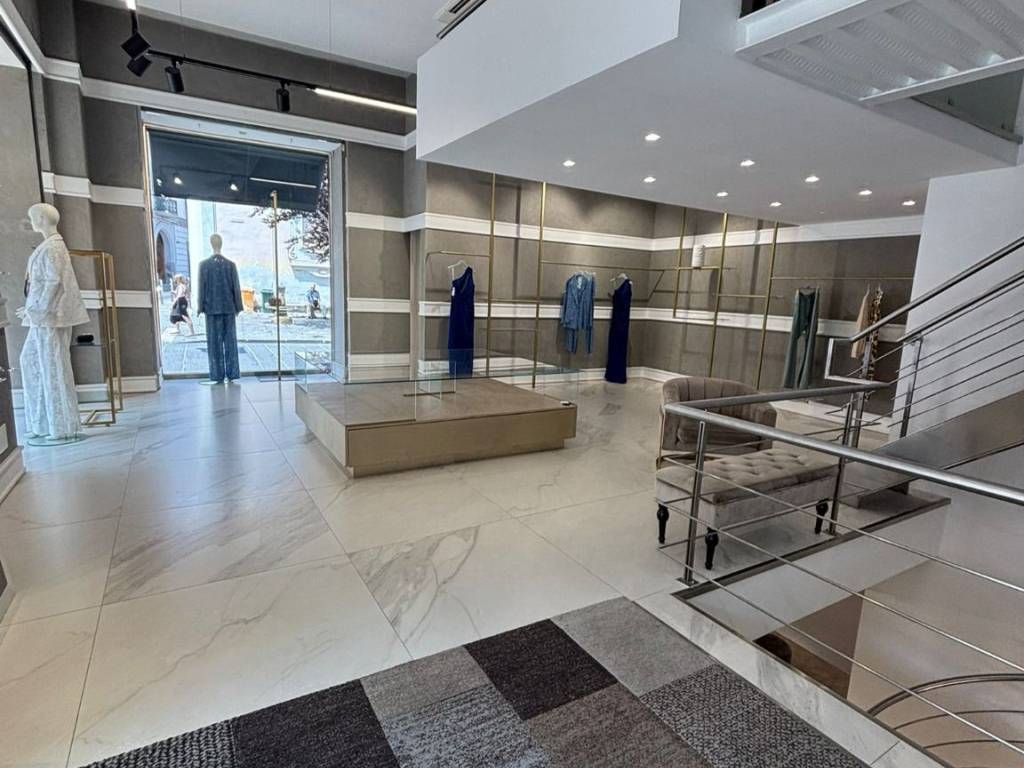 negozio in vendita ad Aversa in zona Centro Città