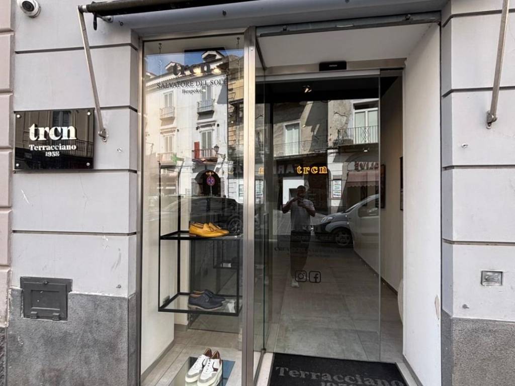 negozio in vendita ad Aversa in zona Centro Città