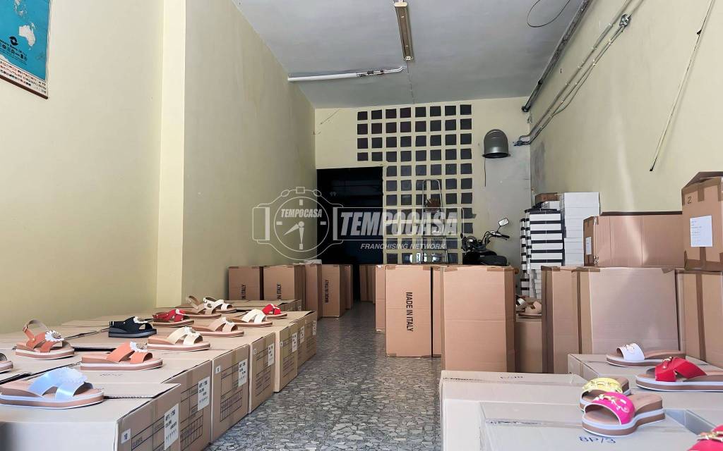 negozio in vendita ad Aversa in zona Centro Città
