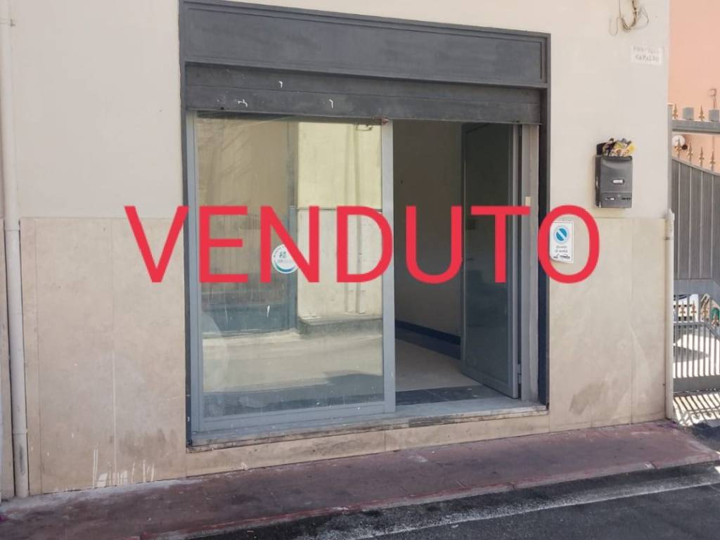 negozio in vendita ad Aversa in zona Centro Città