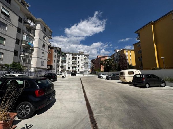 negozio in vendita ad Aversa