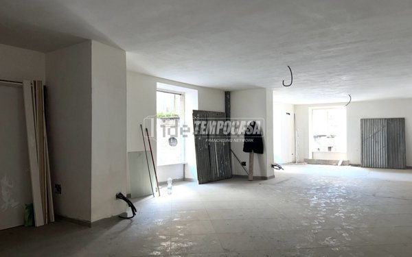 locale commerciale in vendita ad Aversa