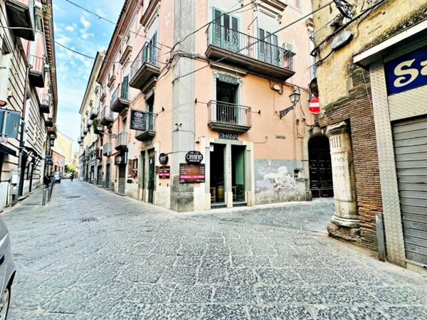 negozio in vendita ad Aversa in zona Centro Città