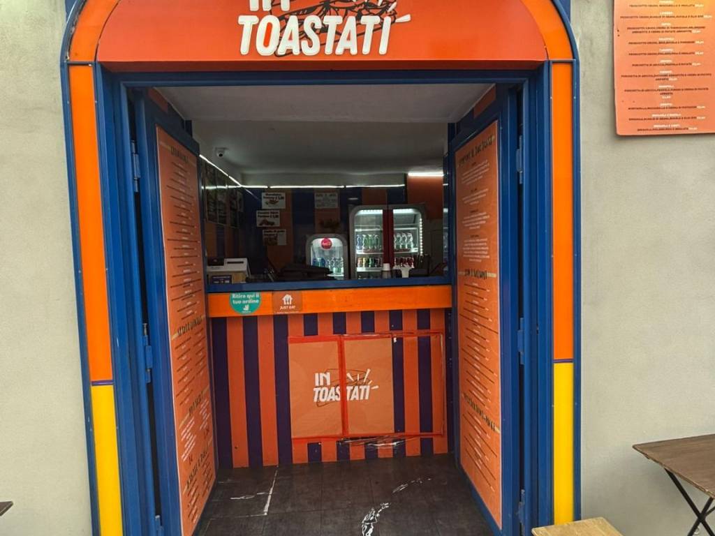 negozio in vendita ad Aversa in zona Centro Città