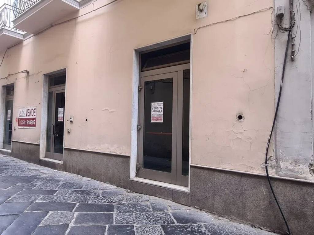 negozio in vendita ad Aversa in zona Centro Città