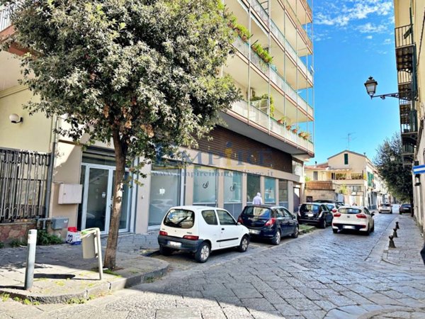 negozio in vendita ad Aversa in zona Centro Città