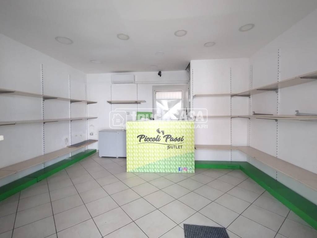 negozio in vendita ad Aversa