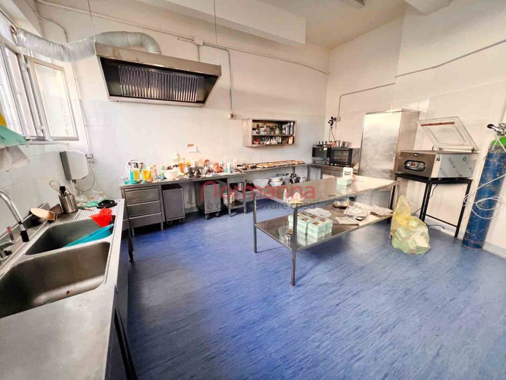 negozio in vendita ad Aversa in zona Centro Città