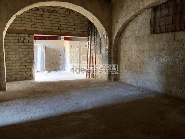 locale di sgombero in vendita ad Aversa