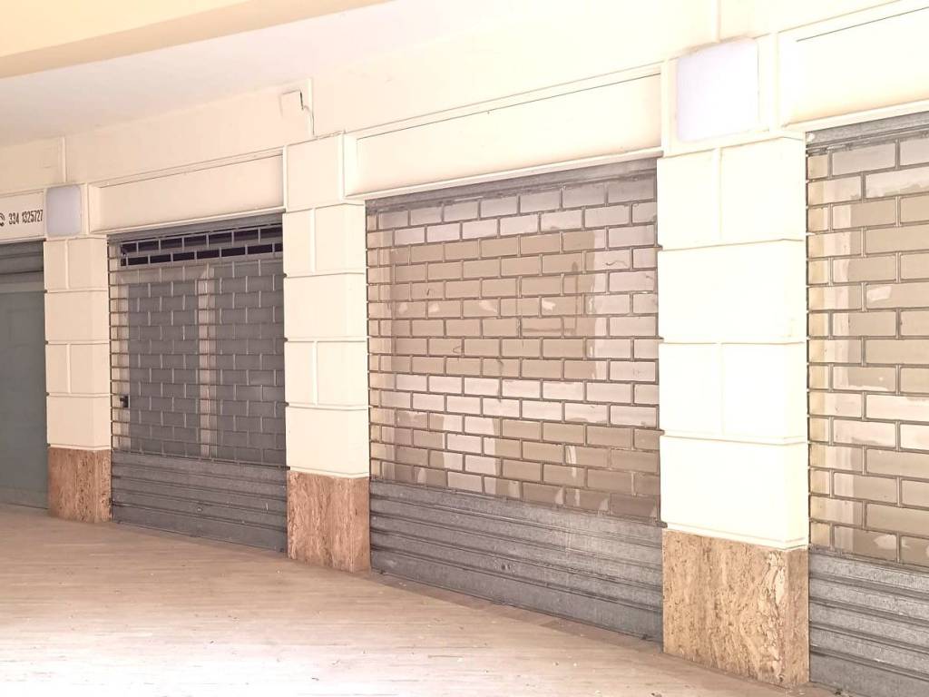 negozio in vendita ad Aversa in zona Centro Città
