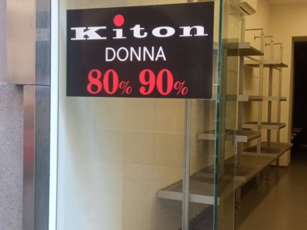 negozio in vendita ad Aversa in zona Centro Città