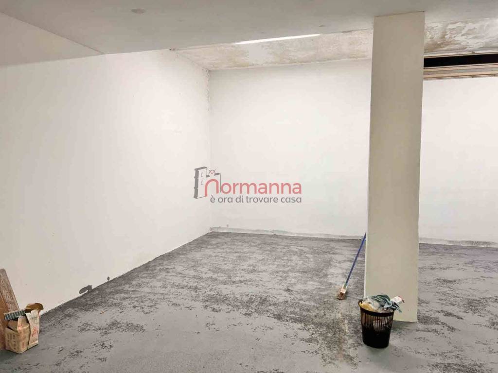 locale di sgombero in vendita ad Aversa