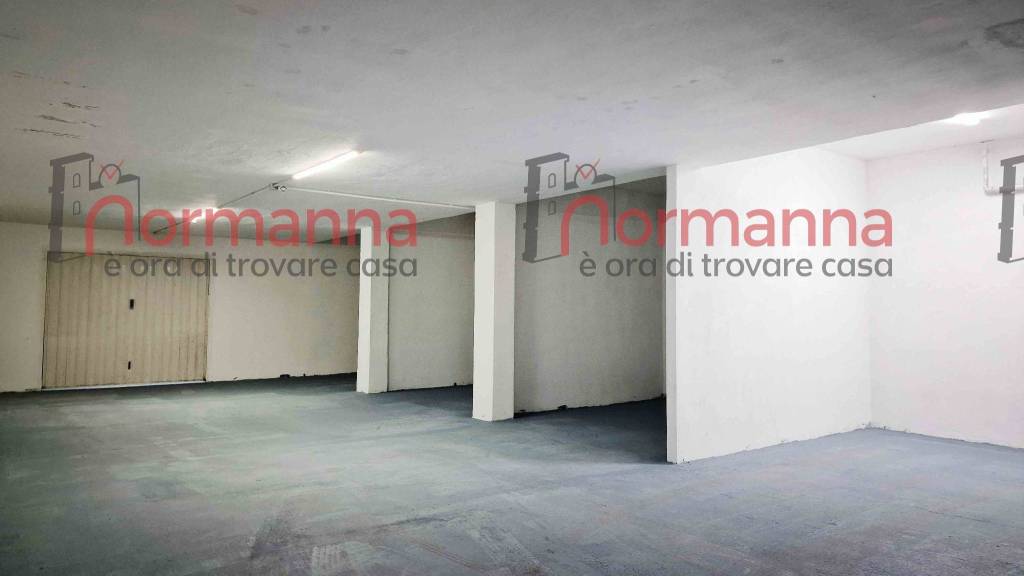 locale di sgombero in vendita ad Aversa