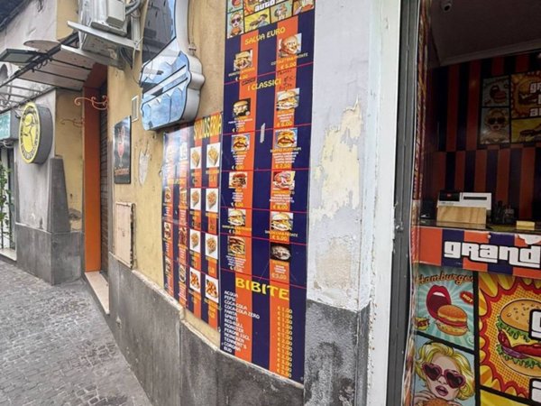 negozio in vendita ad Aversa in zona Centro Città