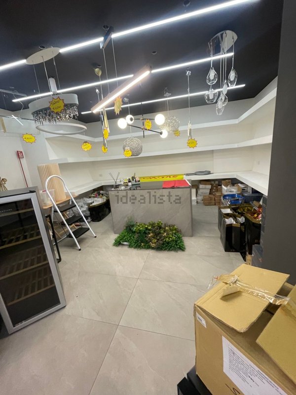 locale commerciale in vendita ad Aversa
