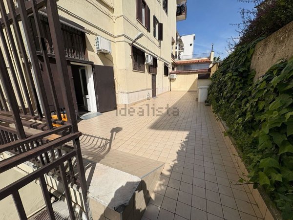 locale commerciale in vendita ad Aversa