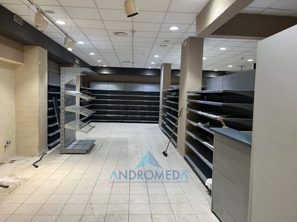 locale commerciale in vendita ad Aversa