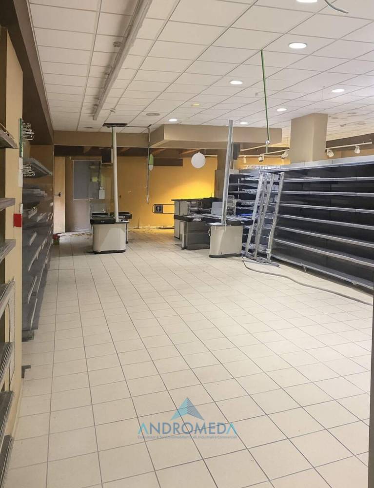 locale commerciale in vendita ad Aversa