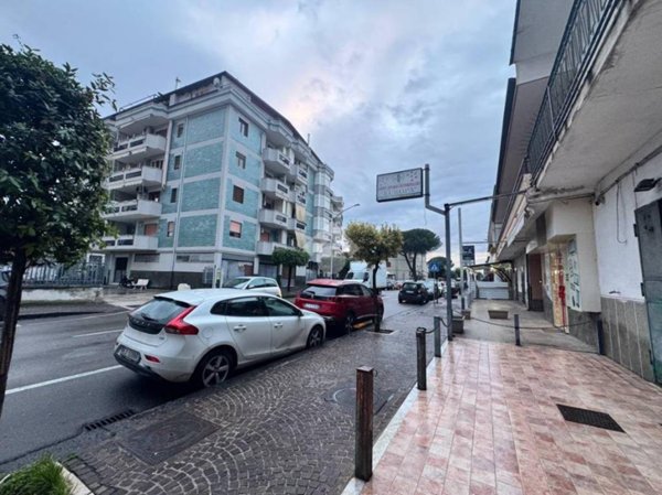 locale commerciale in vendita ad Aversa