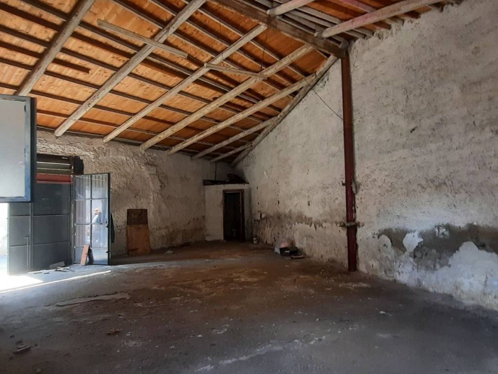 locale commerciale in vendita ad Aversa