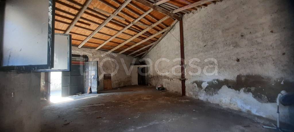 locale commerciale in vendita ad Aversa