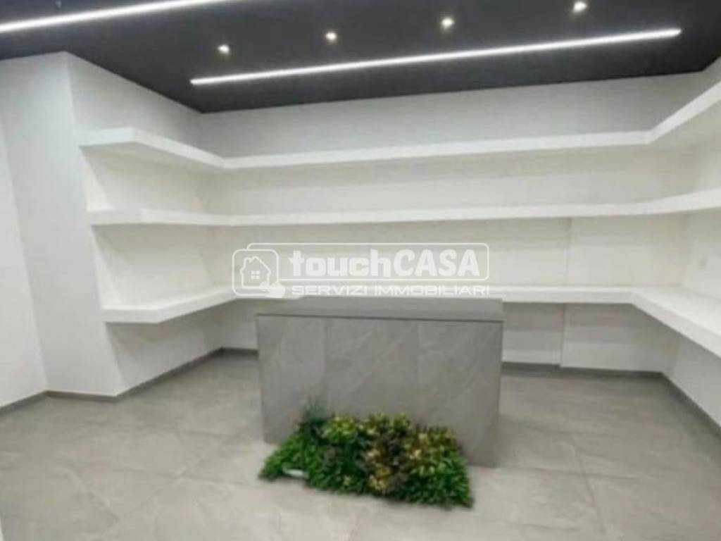 negozio in vendita ad Aversa in zona Centro Città