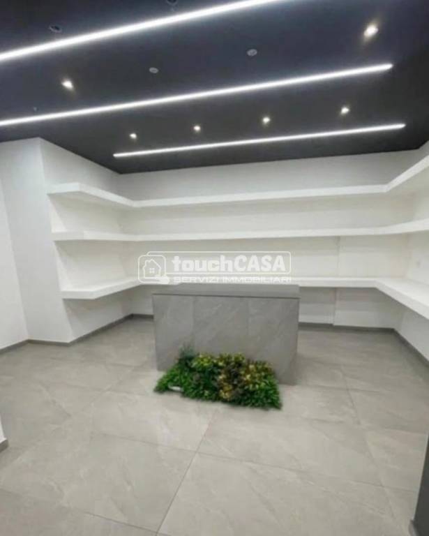 negozio in vendita ad Aversa in zona Centro Città