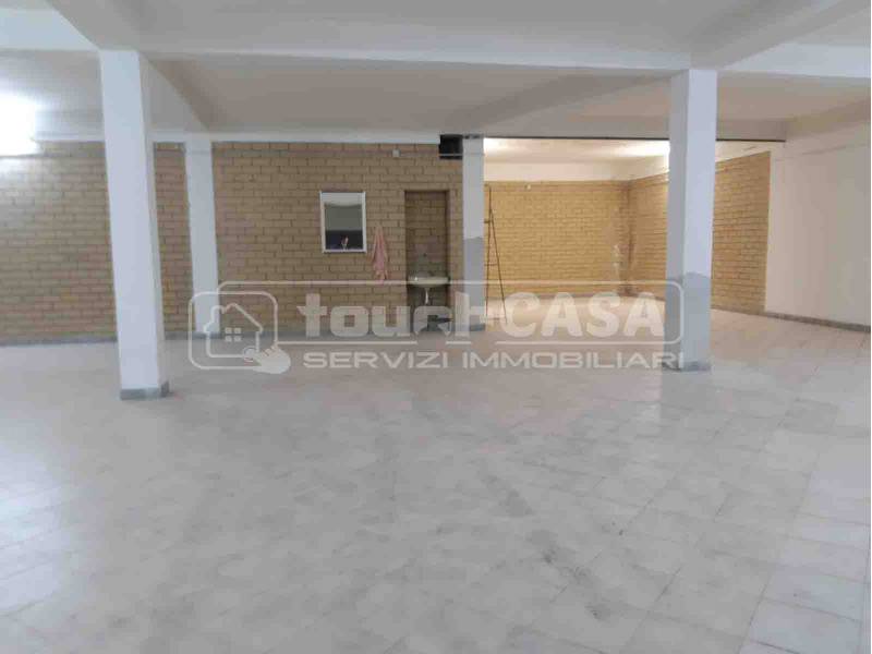 locale commerciale in vendita ad Aversa