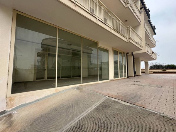 negozio in vendita ad Aversa