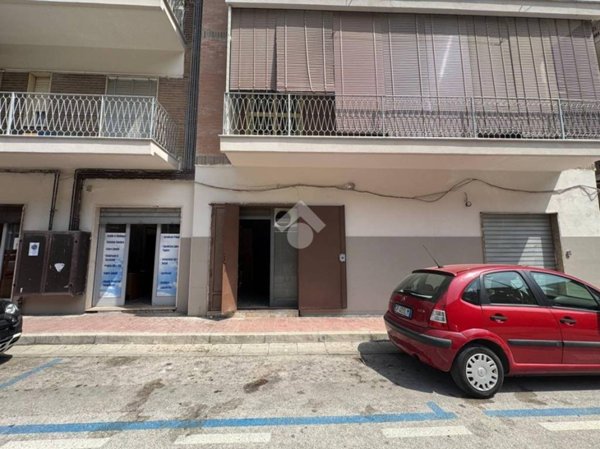 negozio in vendita ad Aversa in zona Centro Città