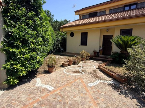 casa indipendente in vendita ad Aversa in zona Centro Città