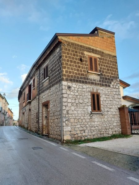 casa indipendente in vendita a Baia e Latina in zona Latina