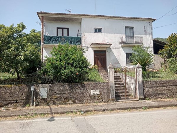 casa indipendente in vendita a Baia e Latina in zona Latina