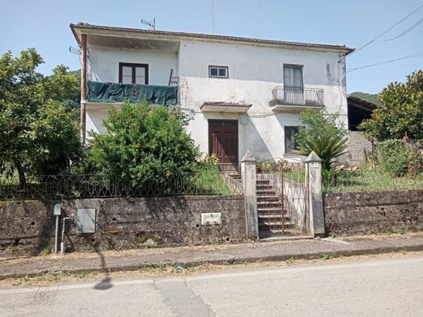 casa indipendente in vendita a Baia e Latina in zona Latina