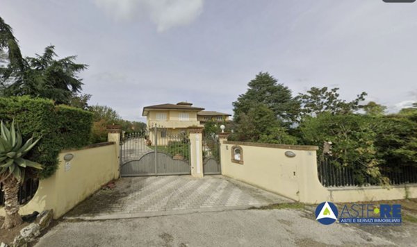 casa indipendente in vendita a Baia e Latina in zona Latina